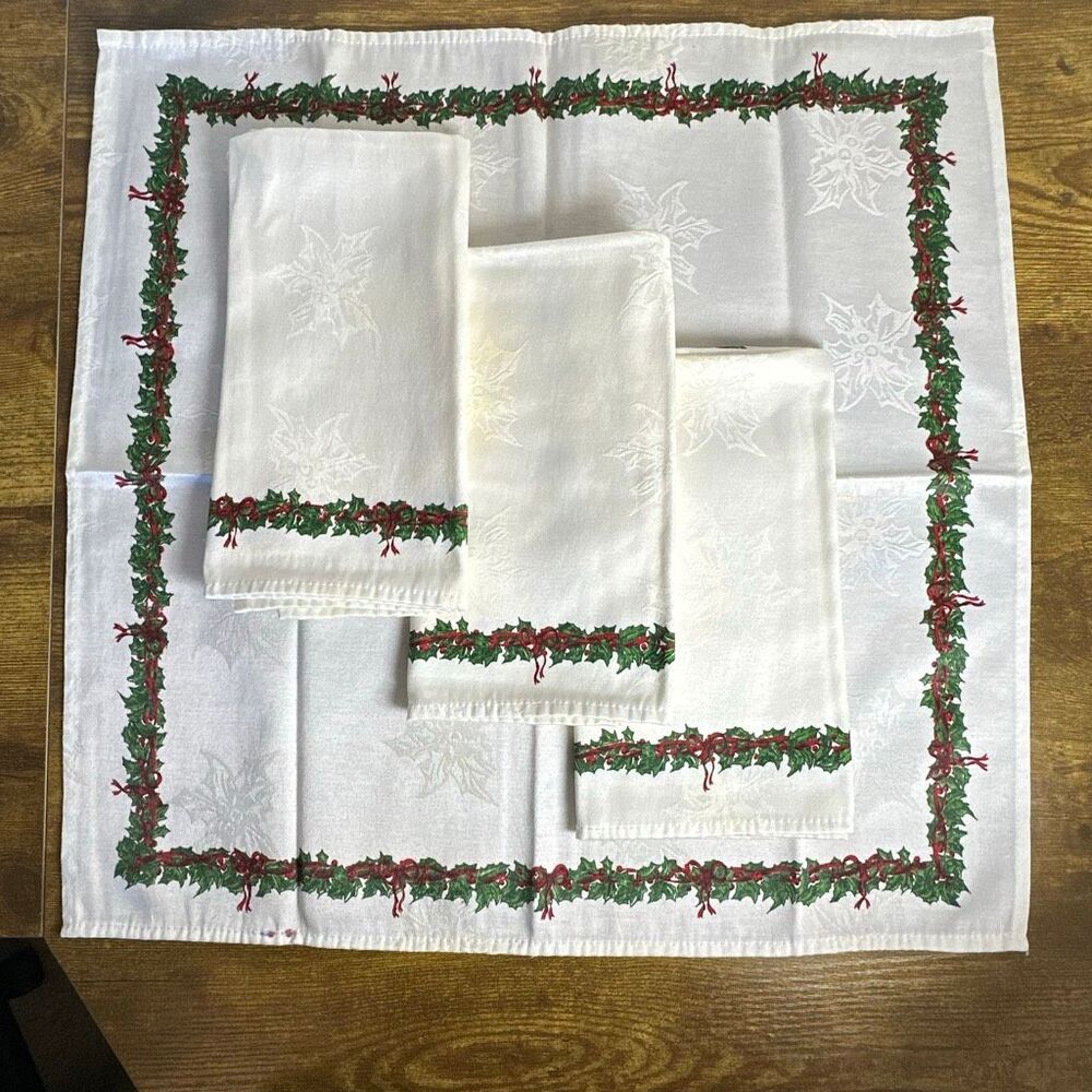 Christmas Linen‎ Set 4 Placemats Holly Berry Print Table Linens 18” x 18”